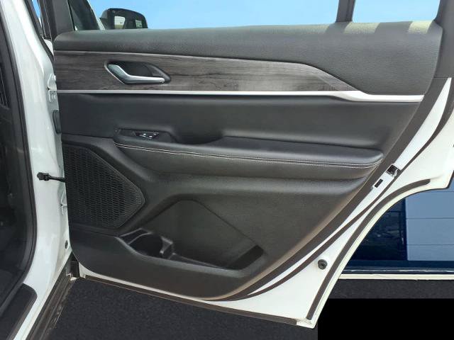 Used 2023 Jeep Grand Cherokee L Limited AWD/4WD image 15