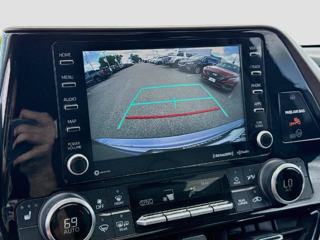 Used 2022 Toyota Highlander XLE FWD image 11