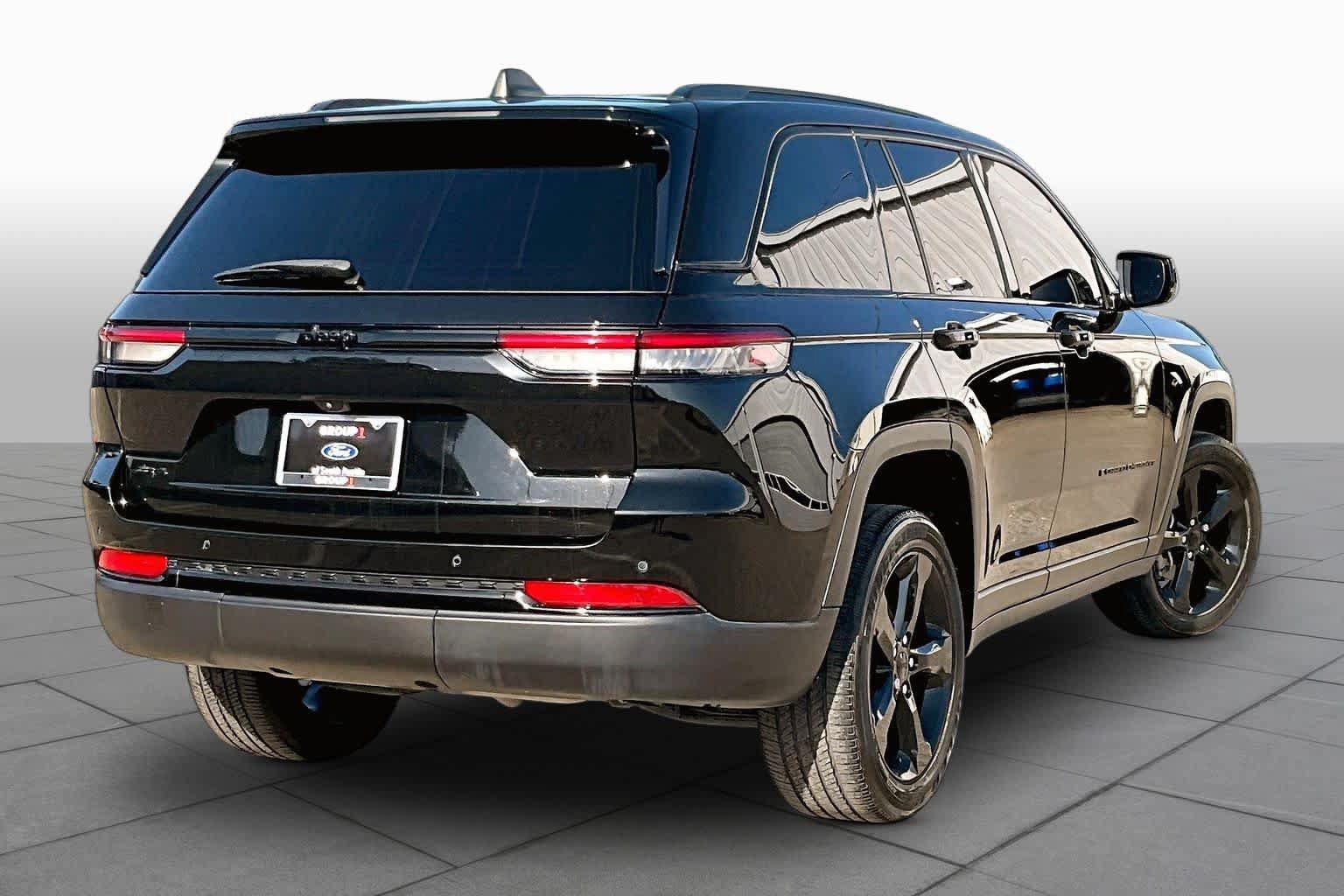 Used 2024 Jeep Grand Cherokee Altitude AWD/4WD image 7