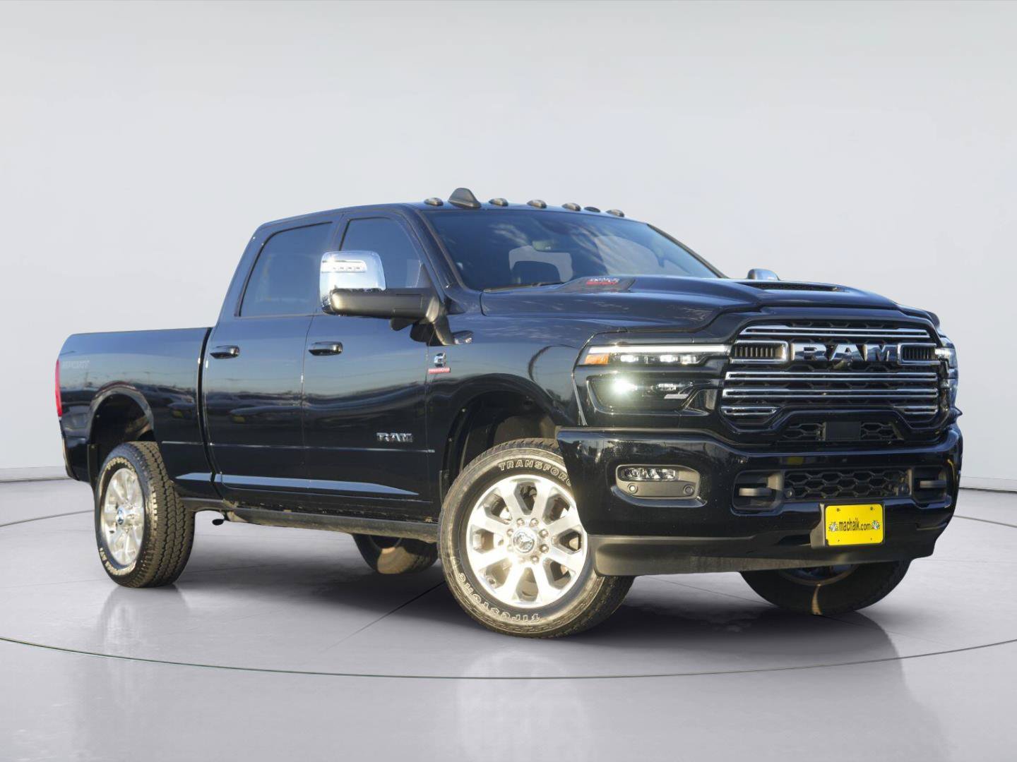 Used 2025 RAM 2500 Laramie AWD/4WD image 2