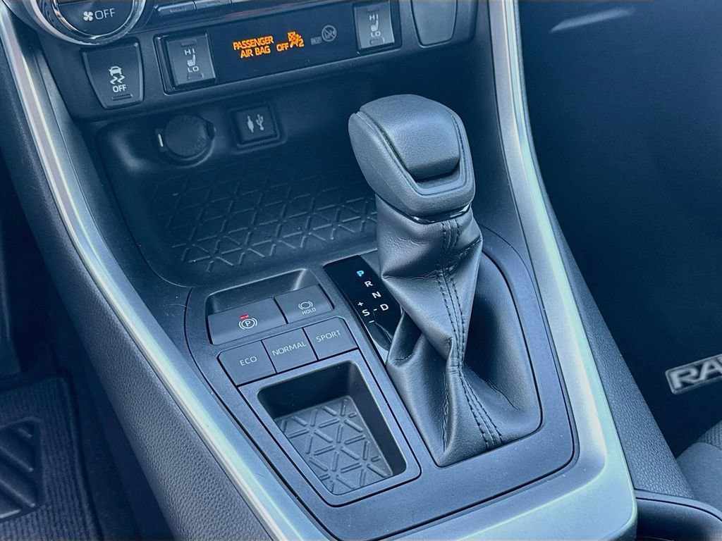 Used 2019 Toyota RAV4 XLE w/ Convenience Package FWD image 16