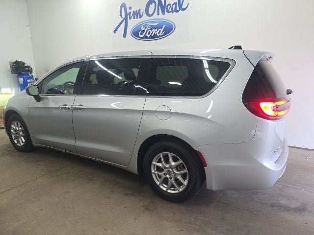 Used 2024 Chrysler Pacifica Touring-L FWD image 7