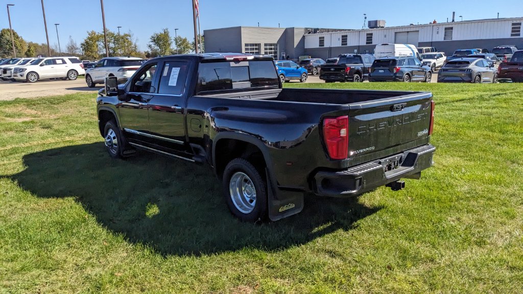 Used 2025 Chevrolet Silverado 3500 High Country w/ High Country Premium Package AWD/4WD image 5