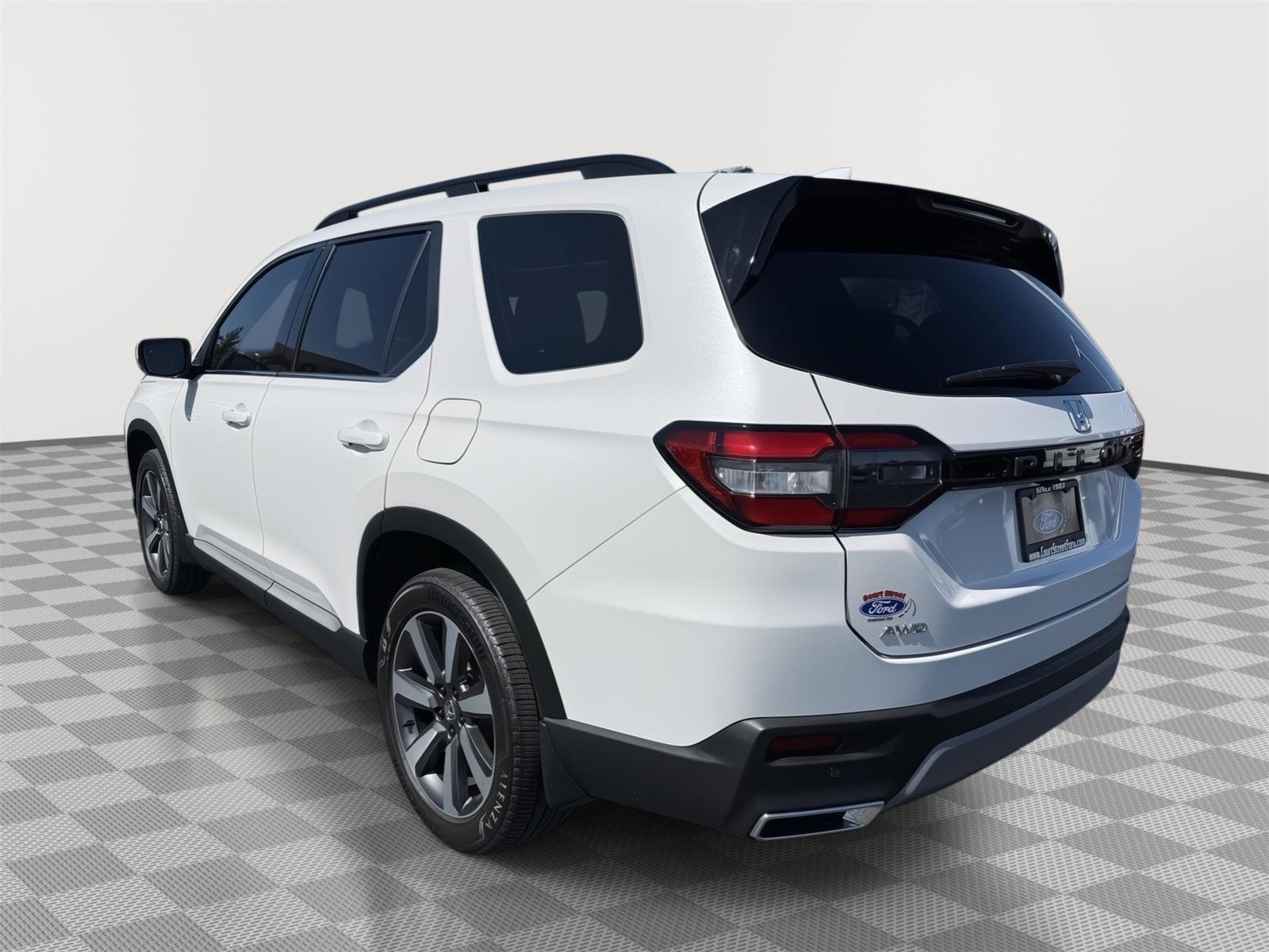 Used 2025 Honda Pilot Touring image 3