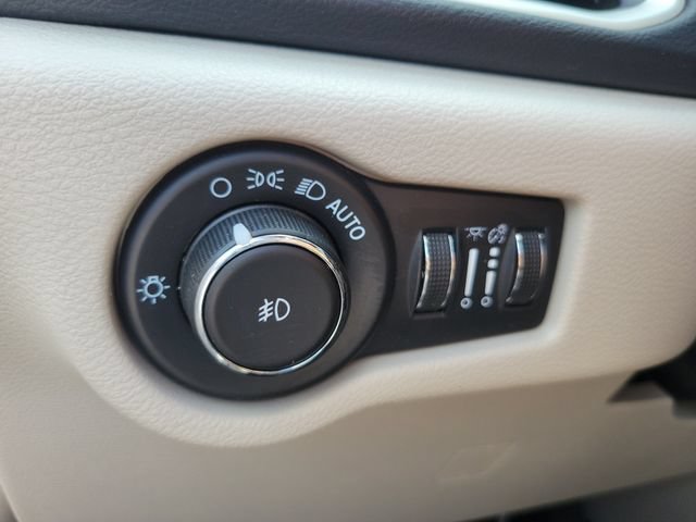 Used 2023 Chrysler Pacifica Touring-L FWD image 22