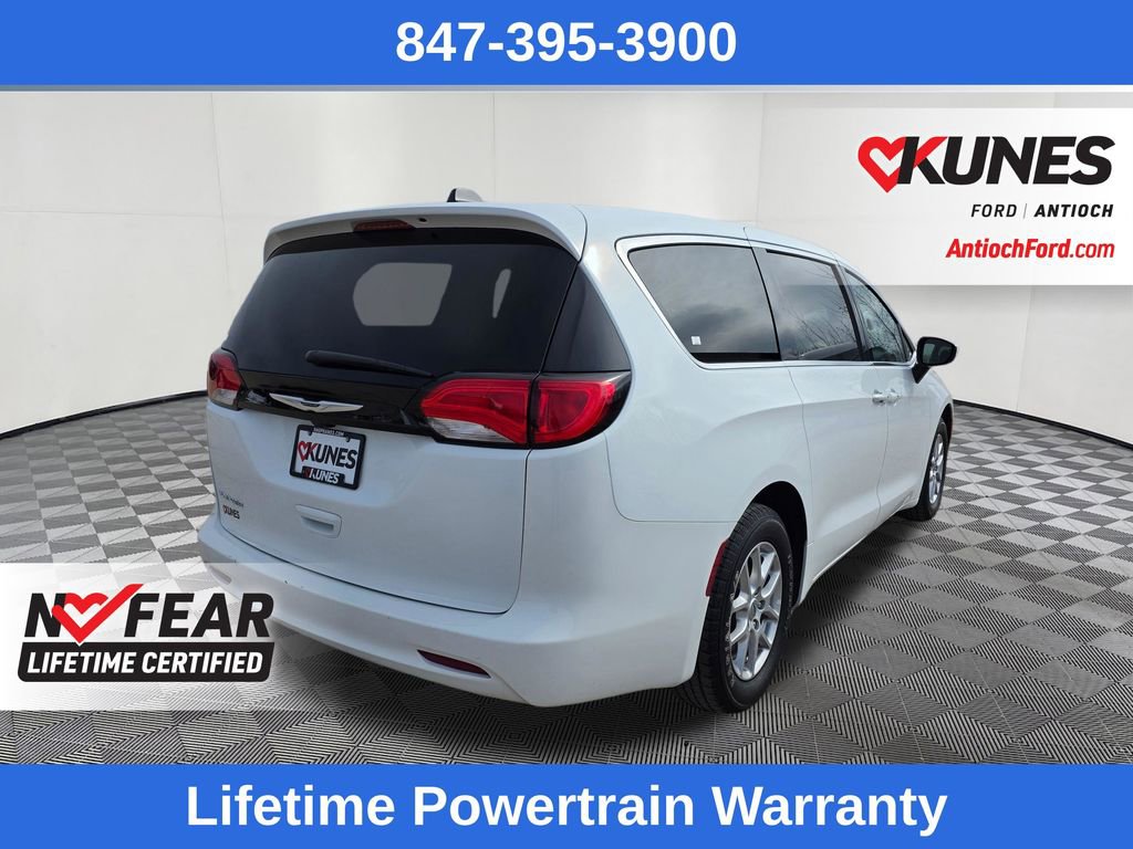 Used 2022 Chrysler Voyager LX FWD image 7