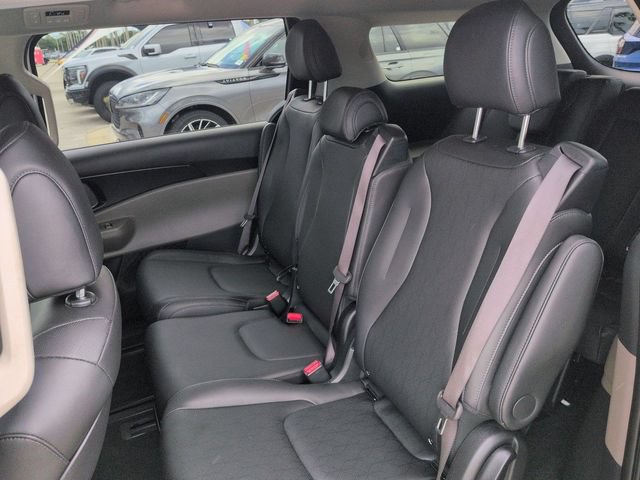 Used 2025 Kia Carnival FWD image 13