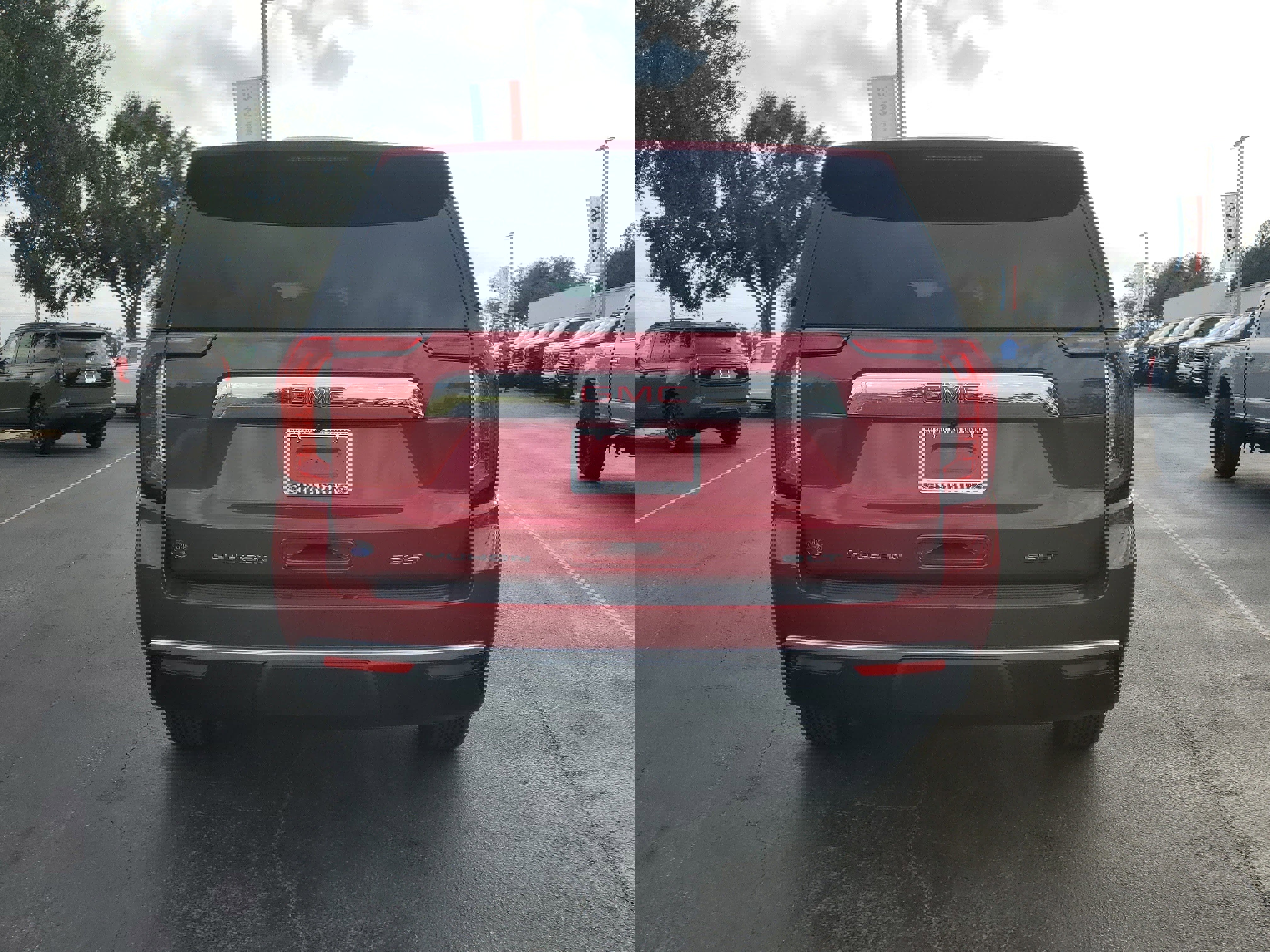 Used 2023 GMC Yukon SLT w/ SLT Luxury Package image 2