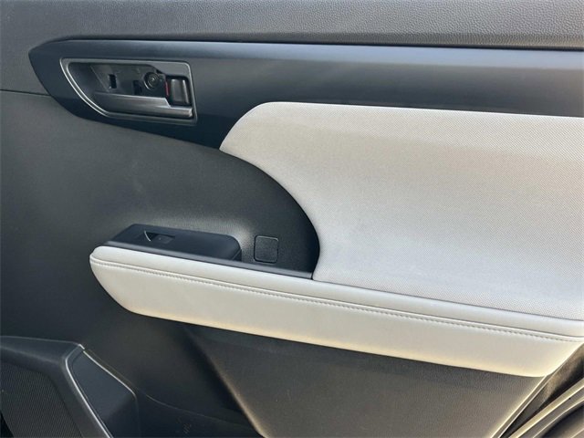 Used 2023 Toyota Highlander LE image 22