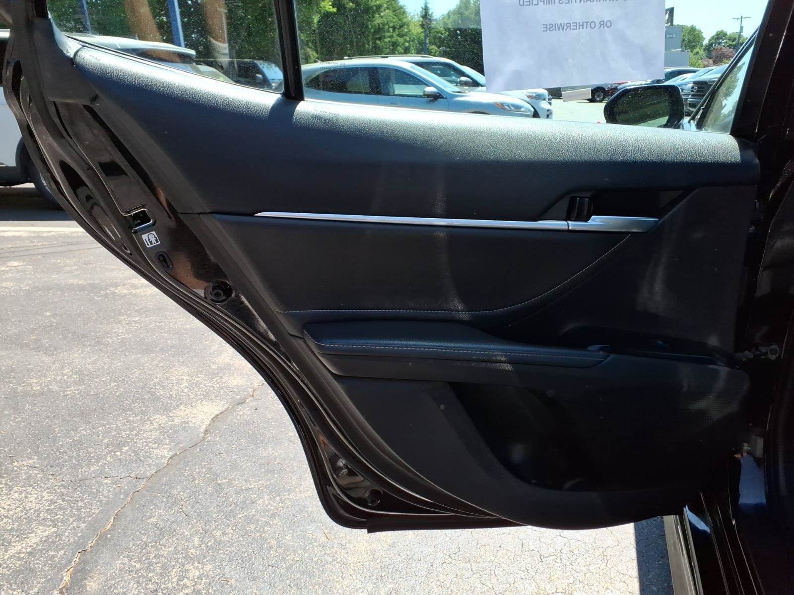 Used 2018 Toyota Camry XSE FWD image 11