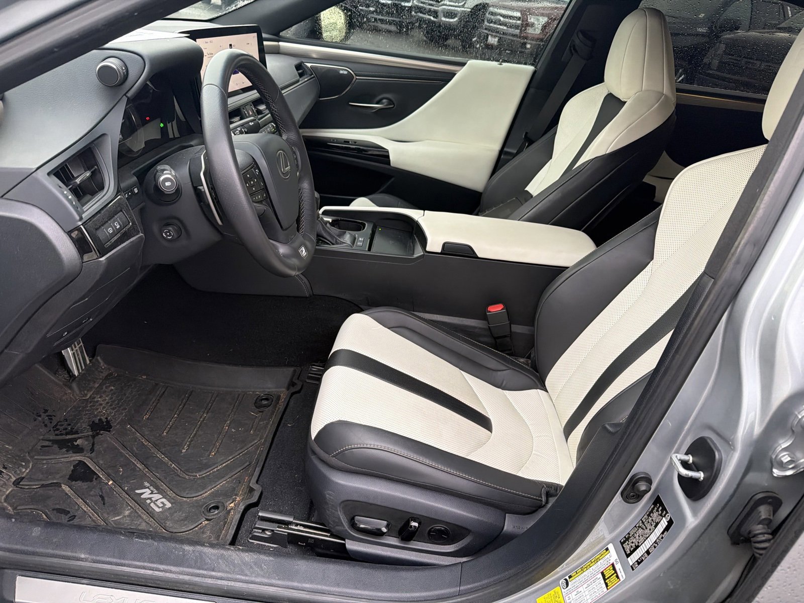 Used 2024 Lexus ES 300h F Sport image 10