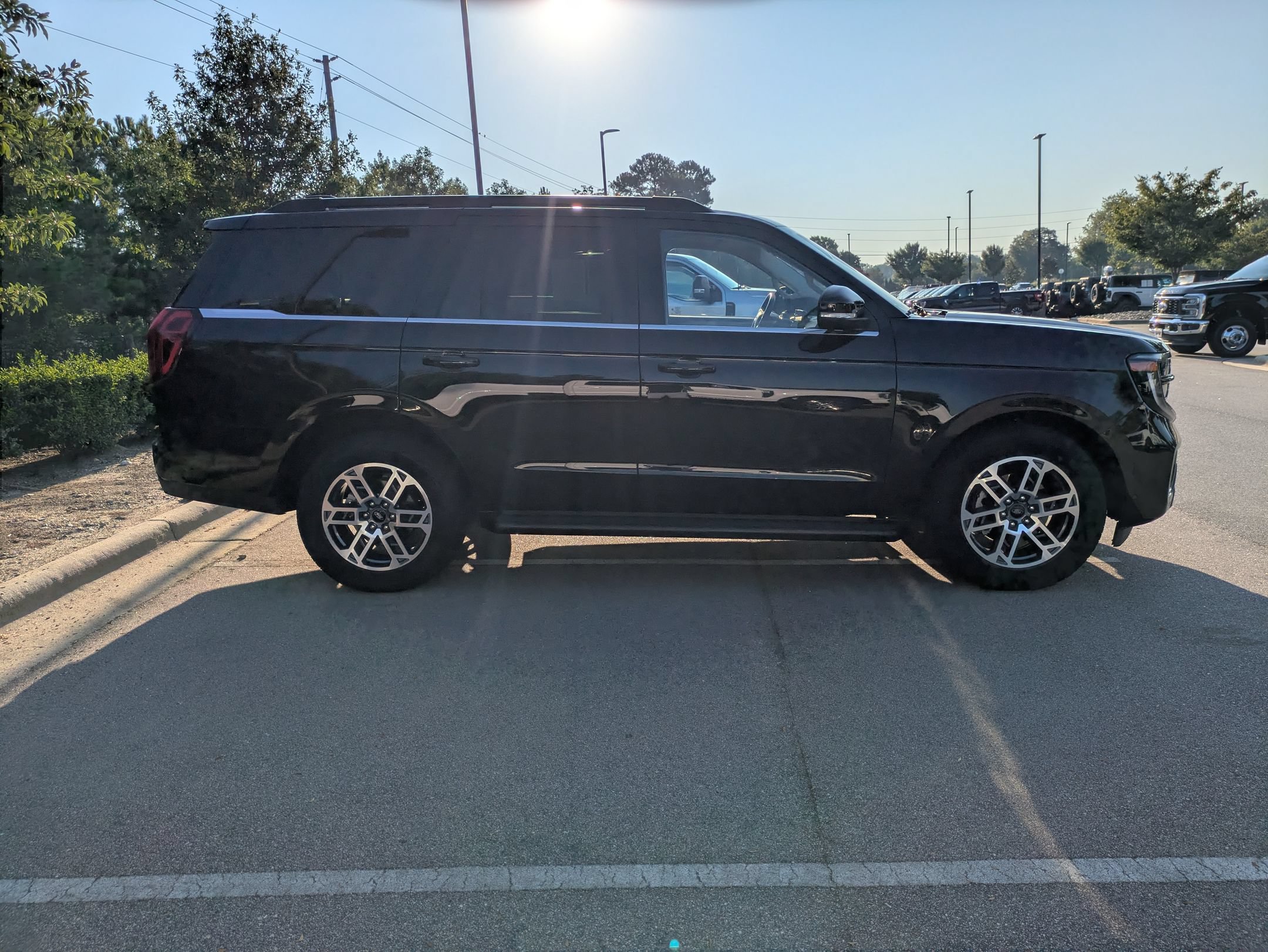 Certified 2025 Ford Expedition Active AWD/4WD image 3