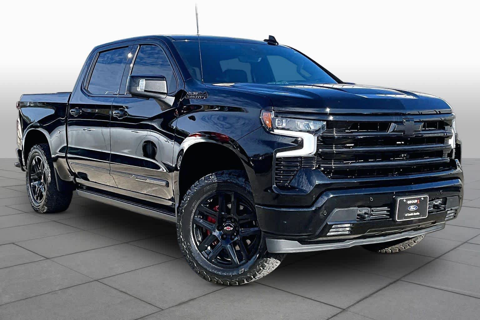Used 2024 Chevrolet Silverado 1500 High Country w/ Midnight Edition AWD/4WD image 3