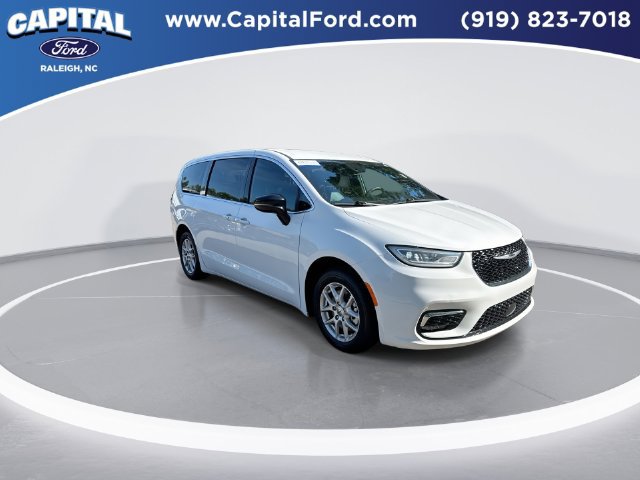 Used 2025 Chrysler Pacifica Select FWD image 2