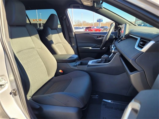 Used 2022 Toyota RAV4 SE image 16