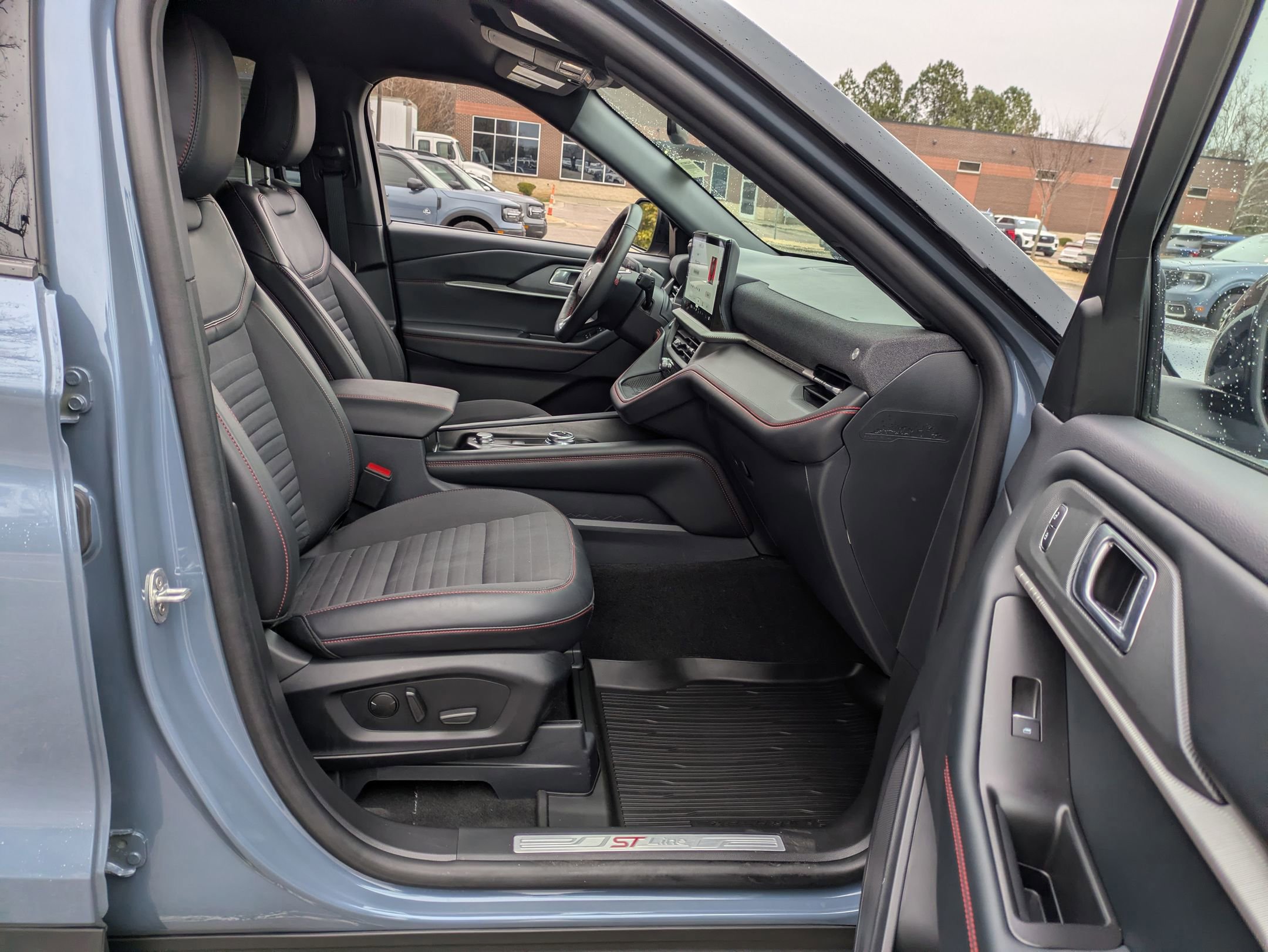 Certified 2025 Ford Explorer ST-Line w/ Premium Package image 38