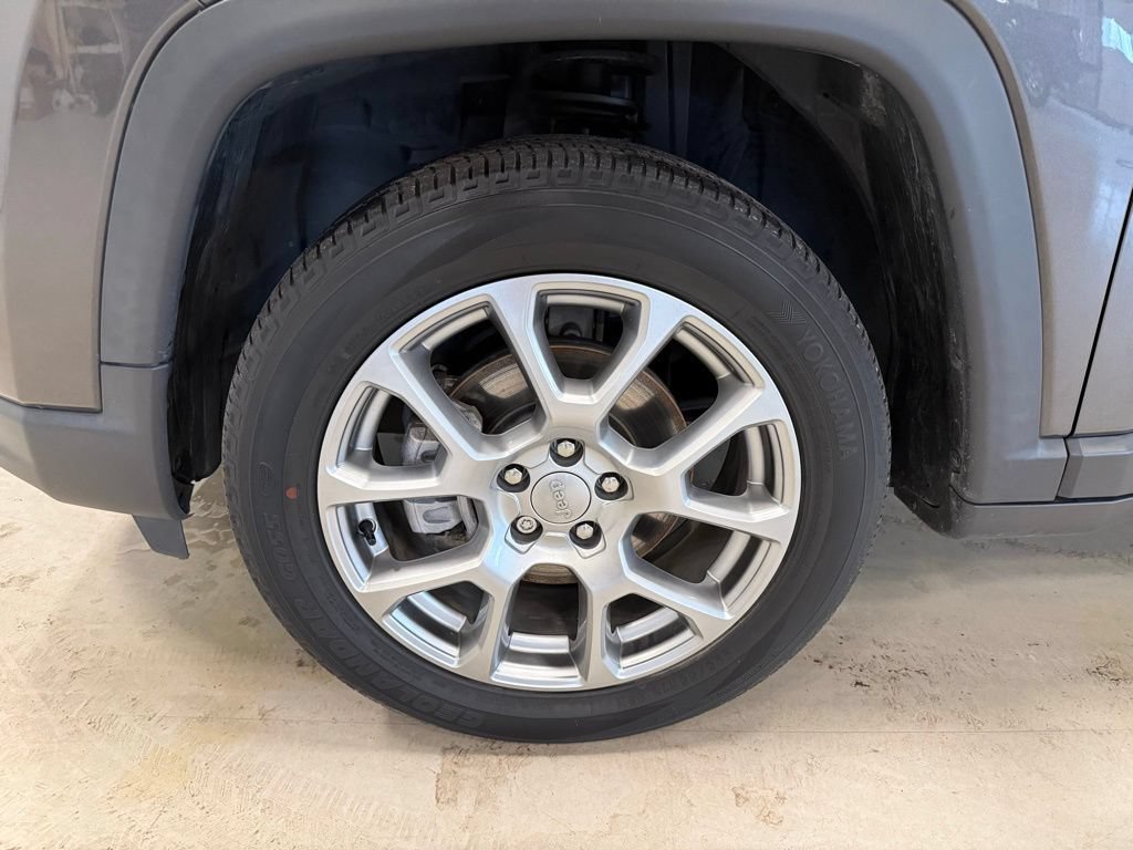 Used 2022 Jeep Compass Latitude w/ Sun and Sound Group AWD/4WD image 9
