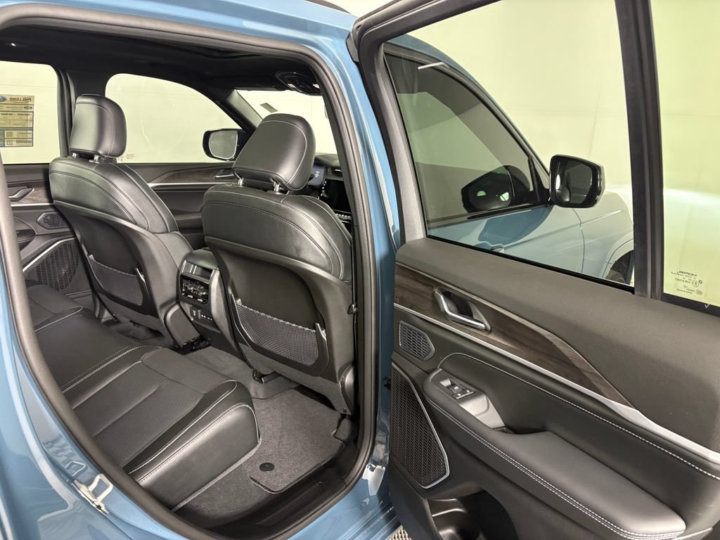 Used 2026 Jeep Grand Cherokee Limited AWD/4WD image 34