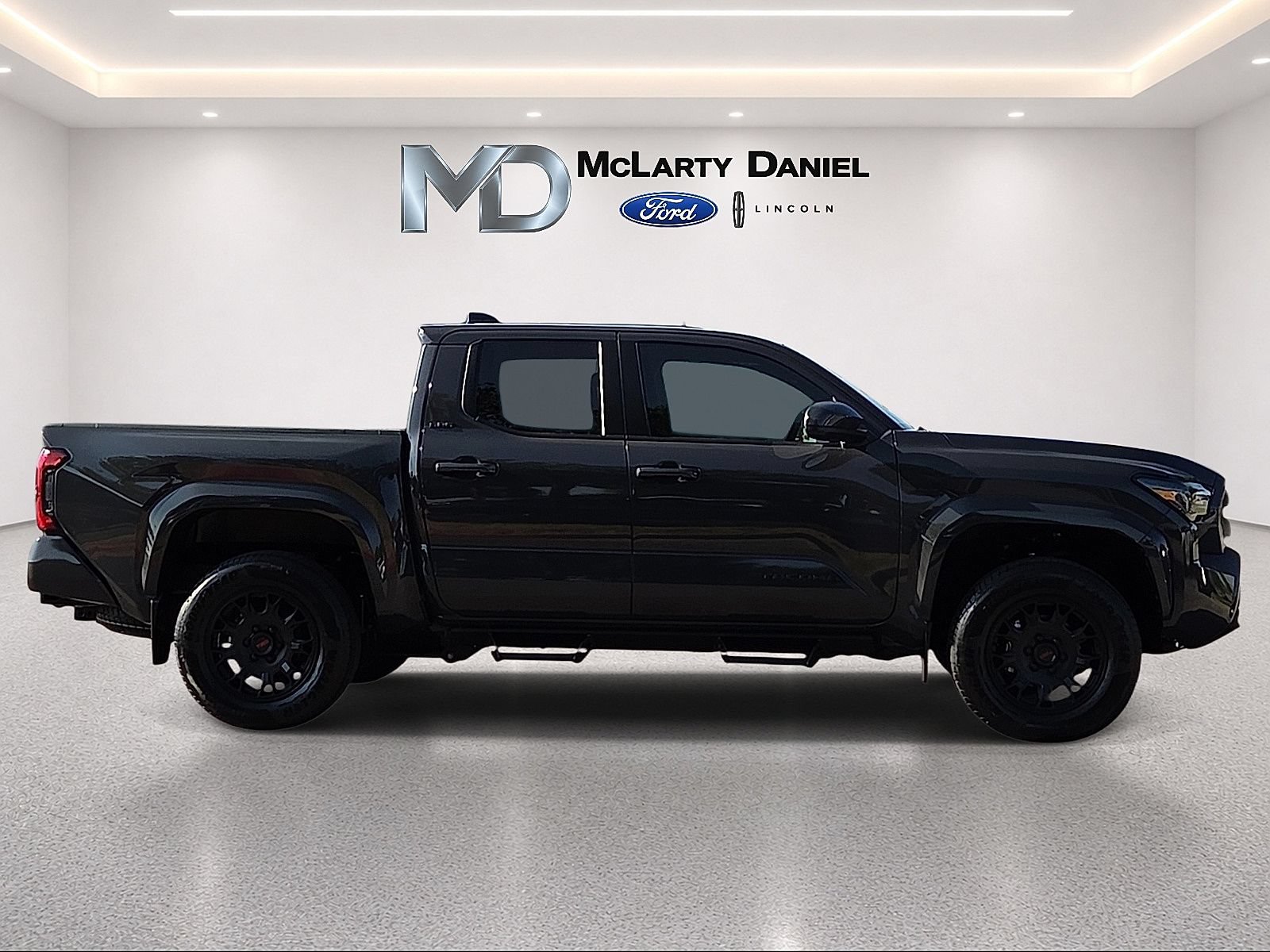 Used 2024 Toyota Tacoma SR5 AWD/4WD image 6