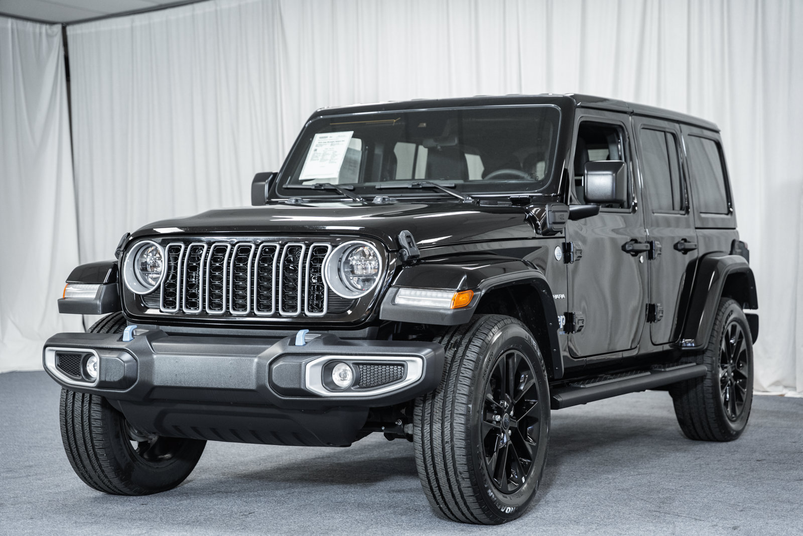Used 2024 Jeep Wrangler Unlimited Sahara AWD/4WD image 3