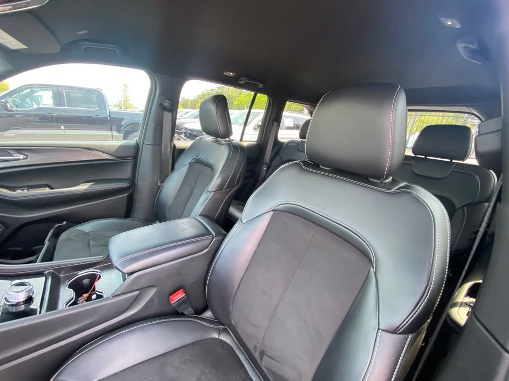 Used 2025 Jeep Grand Cherokee Altitude AWD/4WD image 20