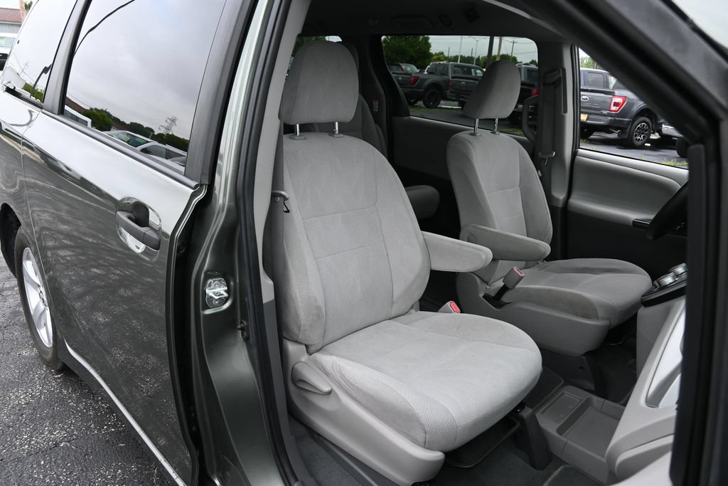 Used 2020 Toyota Sienna L FWD image 22