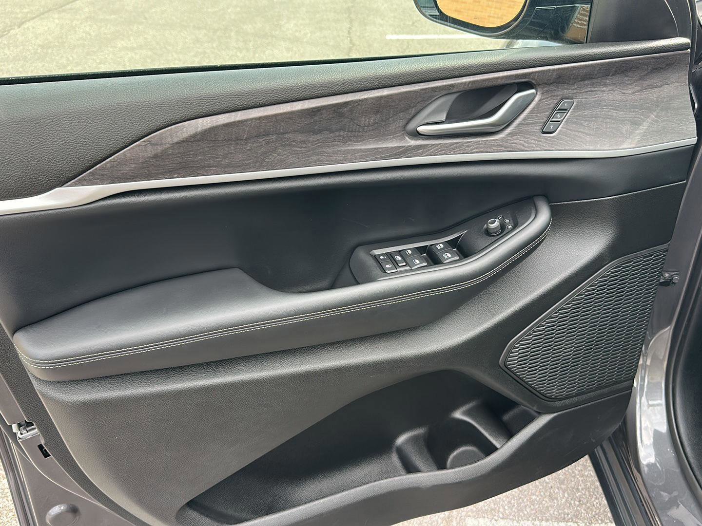 Used 2024 Jeep Grand Cherokee L Limited image 21