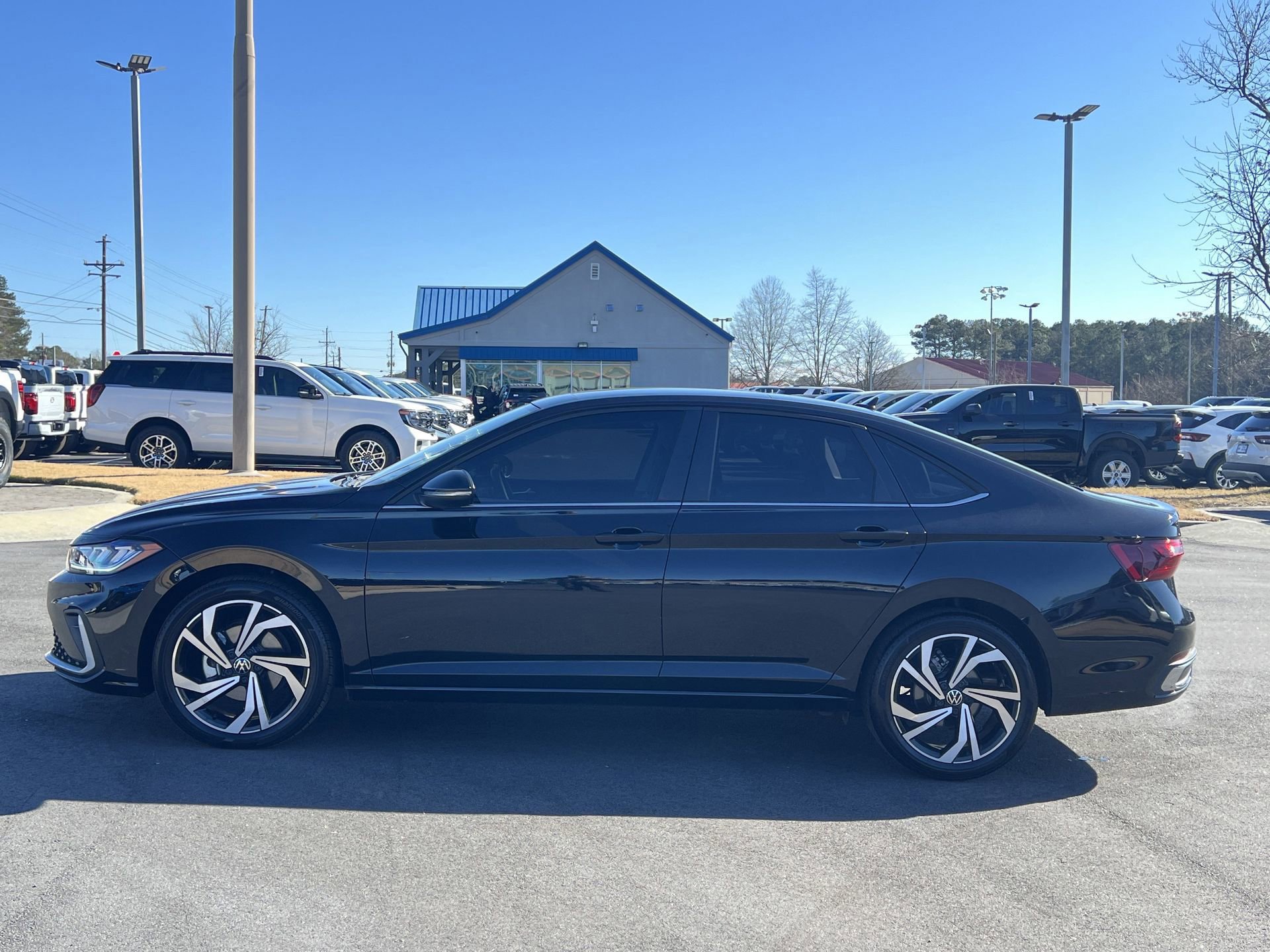 Used 2025 Volkswagen Jetta SEL image 6
