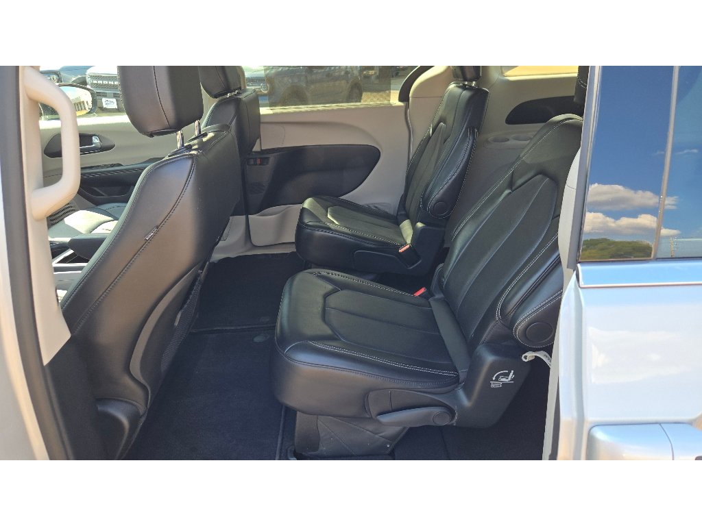 Used 2024 Chrysler Pacifica Touring-L FWD image 24