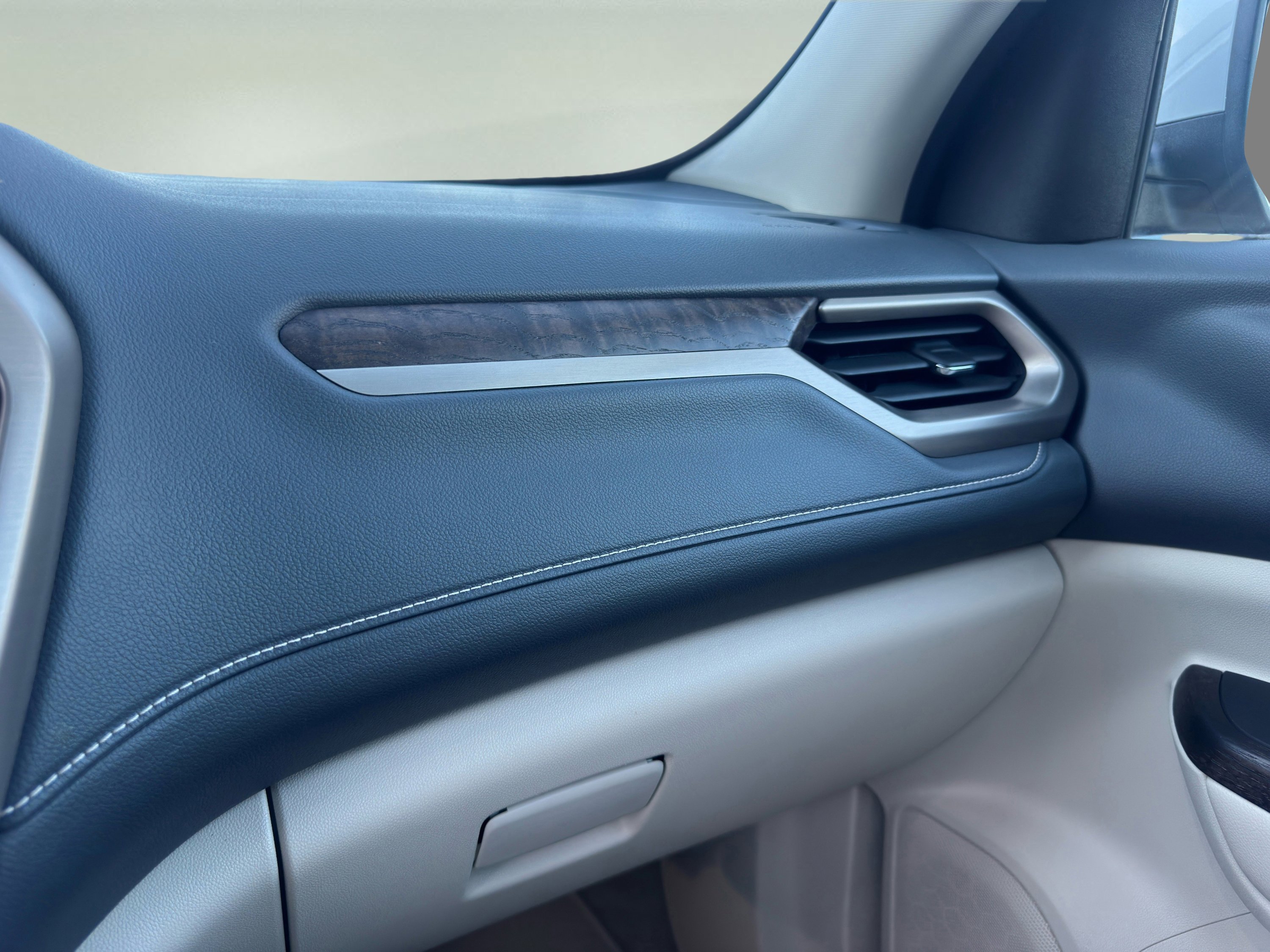 Used 2023 GMC Acadia Denali w/ Denali Ultimate Package image 15