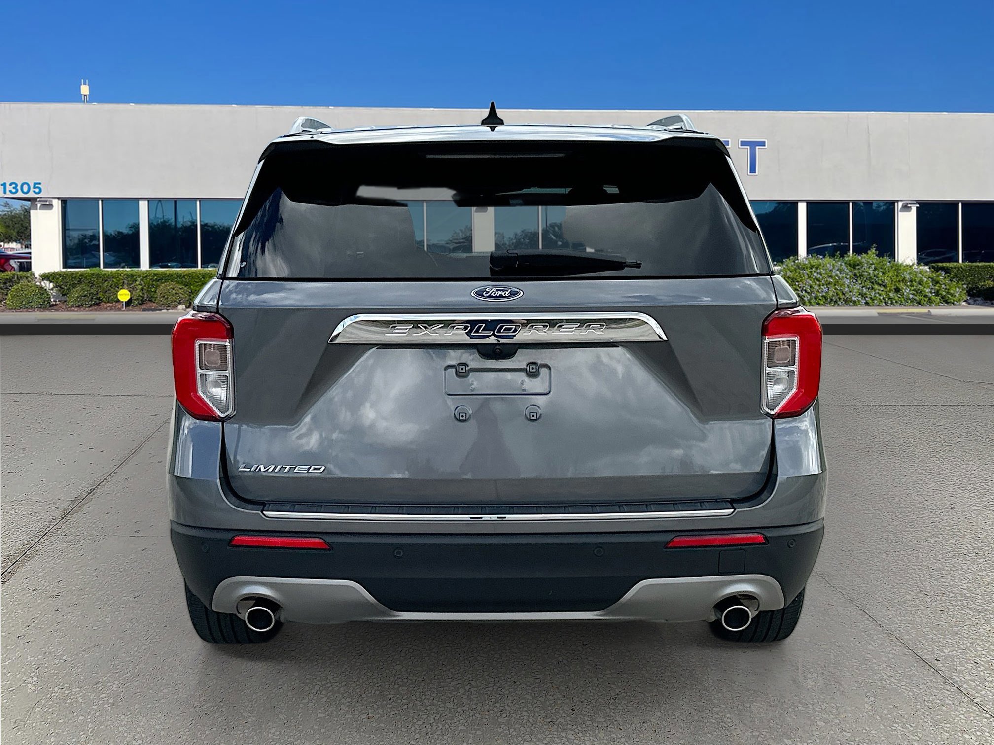 Certified 2022 Ford Explorer Limited w/ Equipment Group 301A image 4