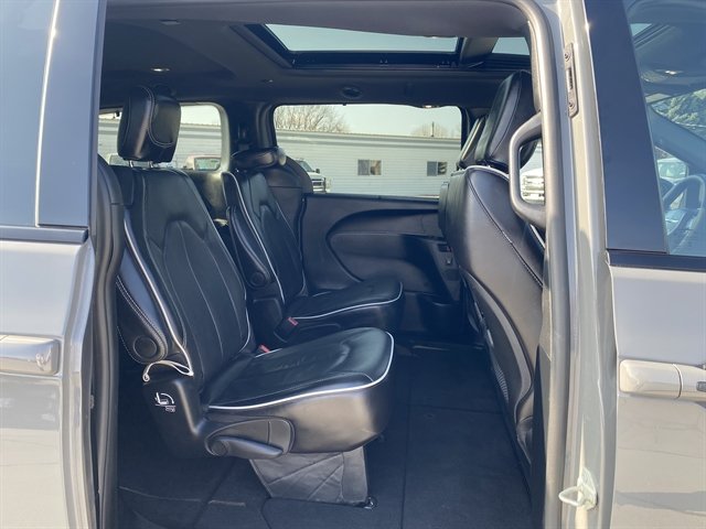 Used 2025 Chrysler Pacifica Limited FWD image 9