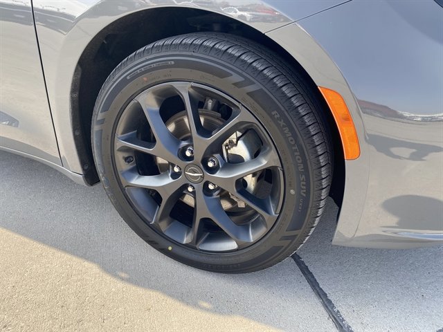 Used 2025 Chrysler Pacifica Limited image 9