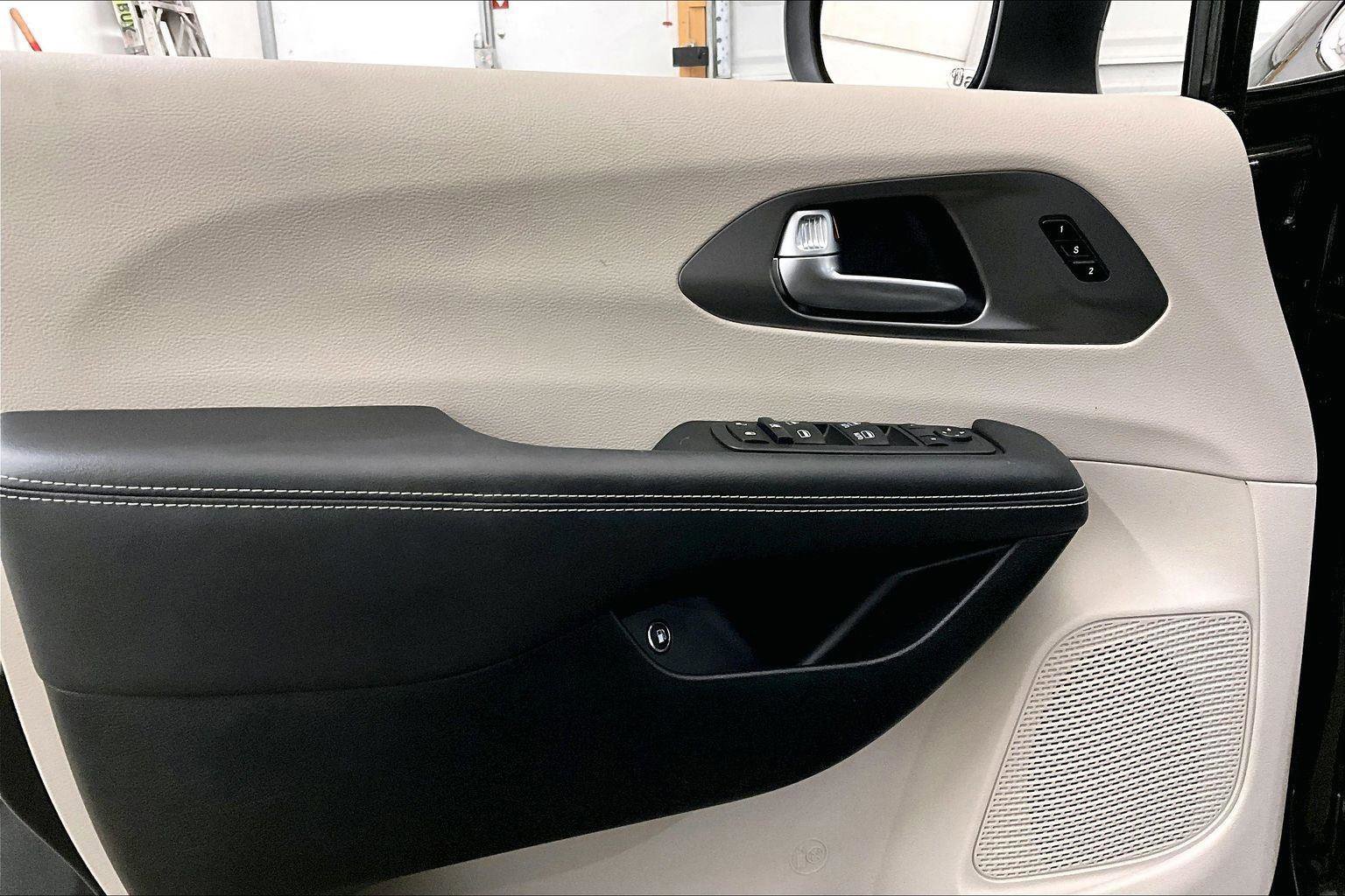 Used 2023 Chrysler Pacifica Touring-L image 22