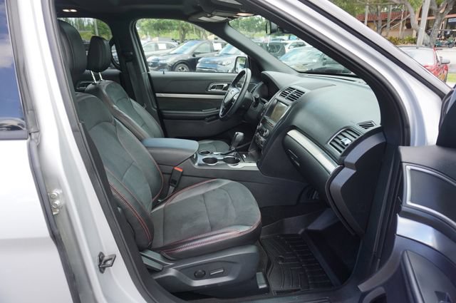 Certified 2019 Ford Explorer XLT w/ Equipment Group 202A FWD image 3