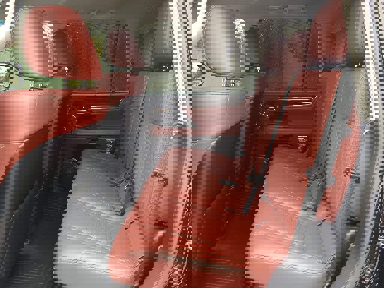 Used 2020 Lexus LX 570 4WD w/ 3rd Row & Luxury Pkg image 12