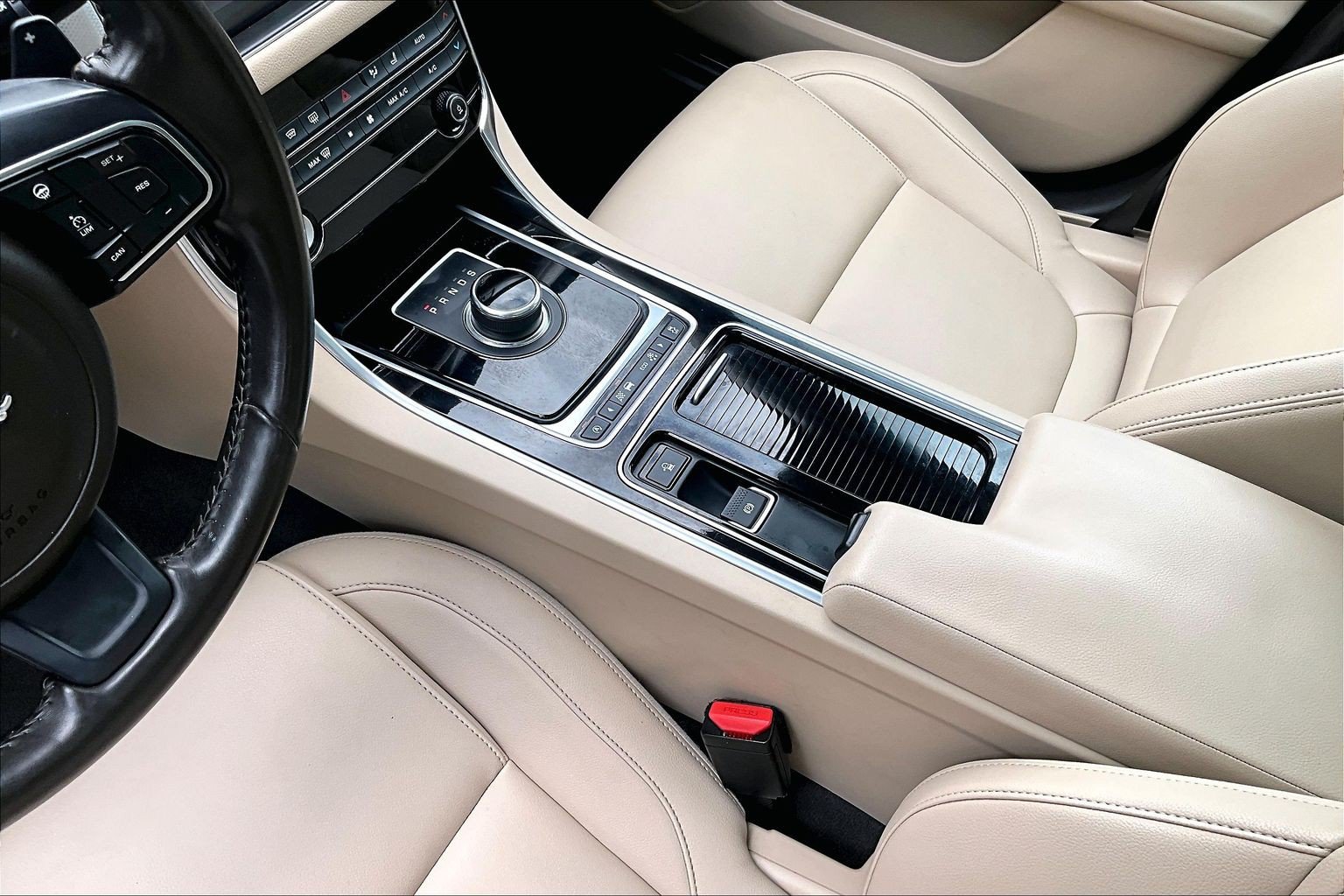 Used 2017 Jaguar XF Premium AWD/4WD image 16