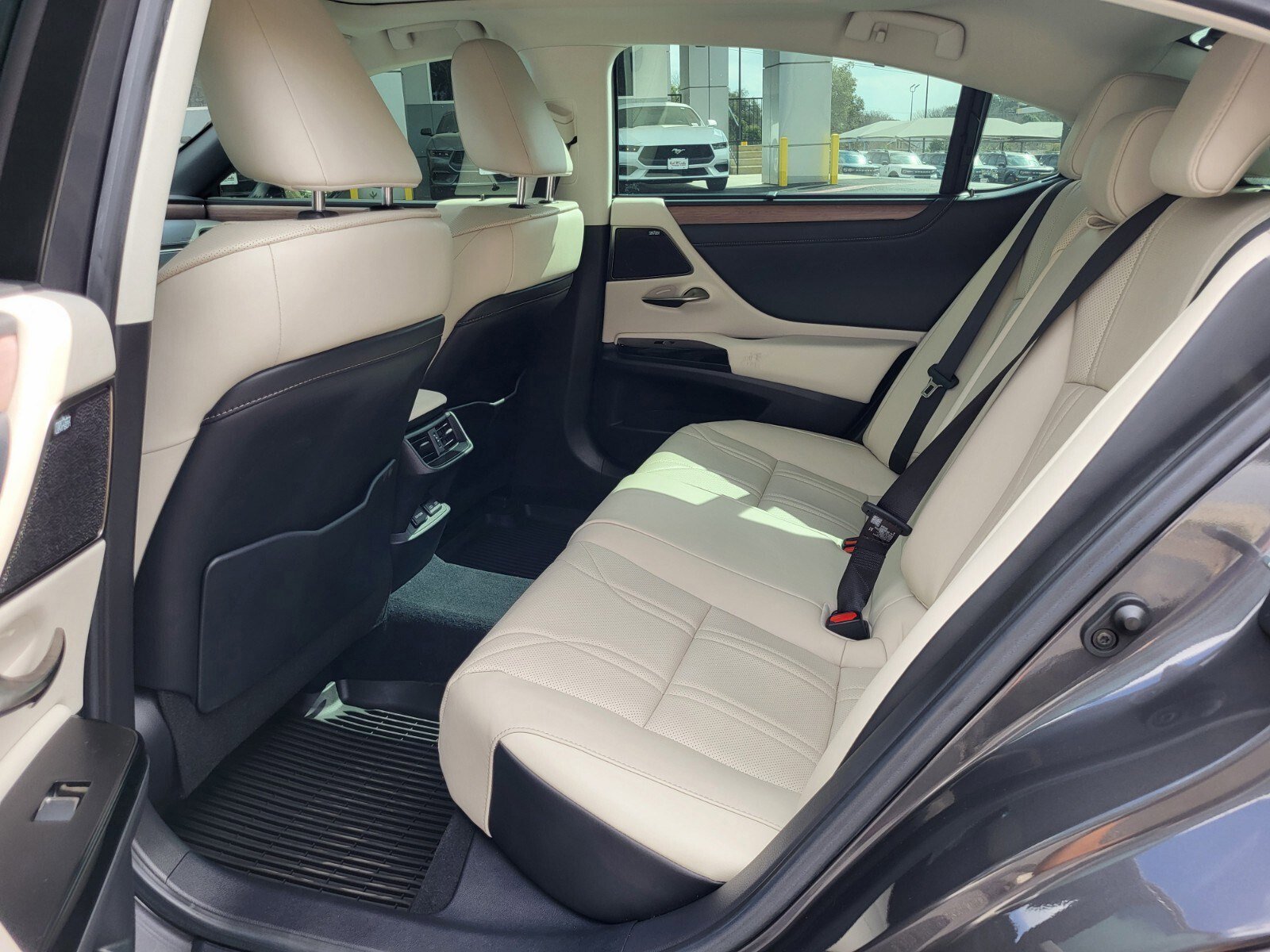 Used 2025 Lexus ES 350 Ultra Luxury w/ Accessory Package (Z1) image 17