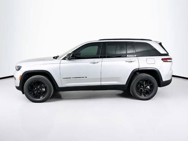 Used 2025 Jeep Grand Cherokee Altitude AWD/4WD image 3