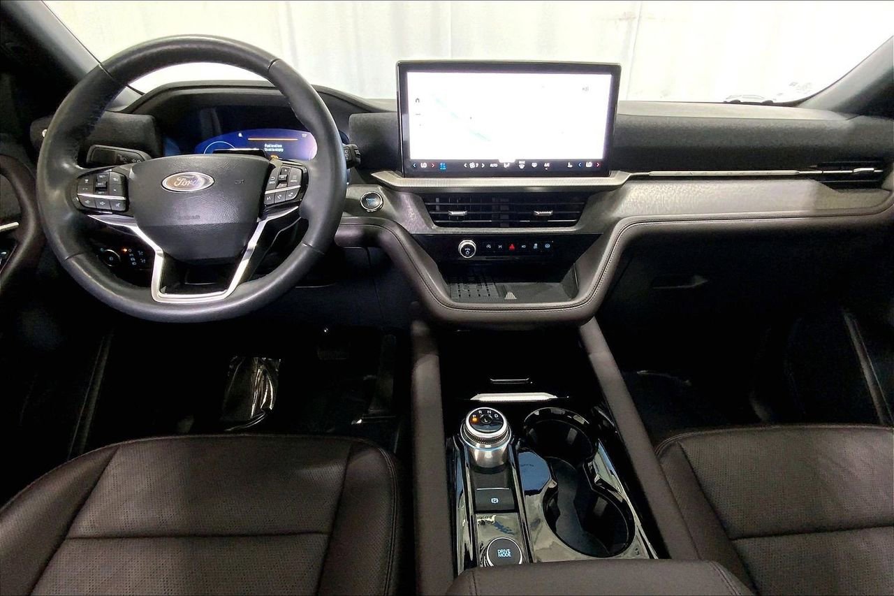 Certified 2025 Ford Explorer Platinum RWD image 15