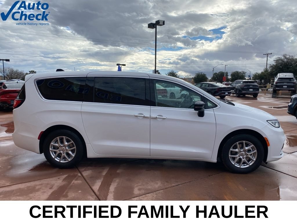 Used 2024 Chrysler Pacifica Touring-L FWD image 9