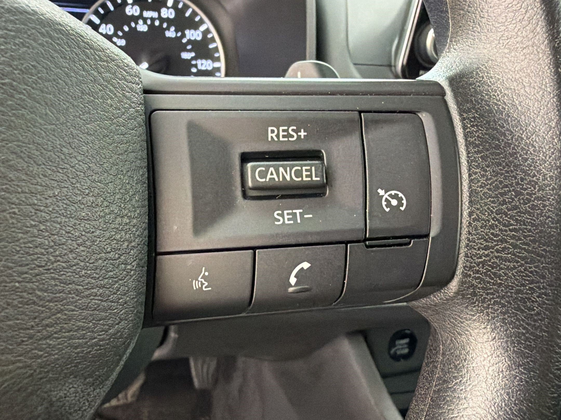 Used 2025 Nissan Rogue S AWD/4WD image 31