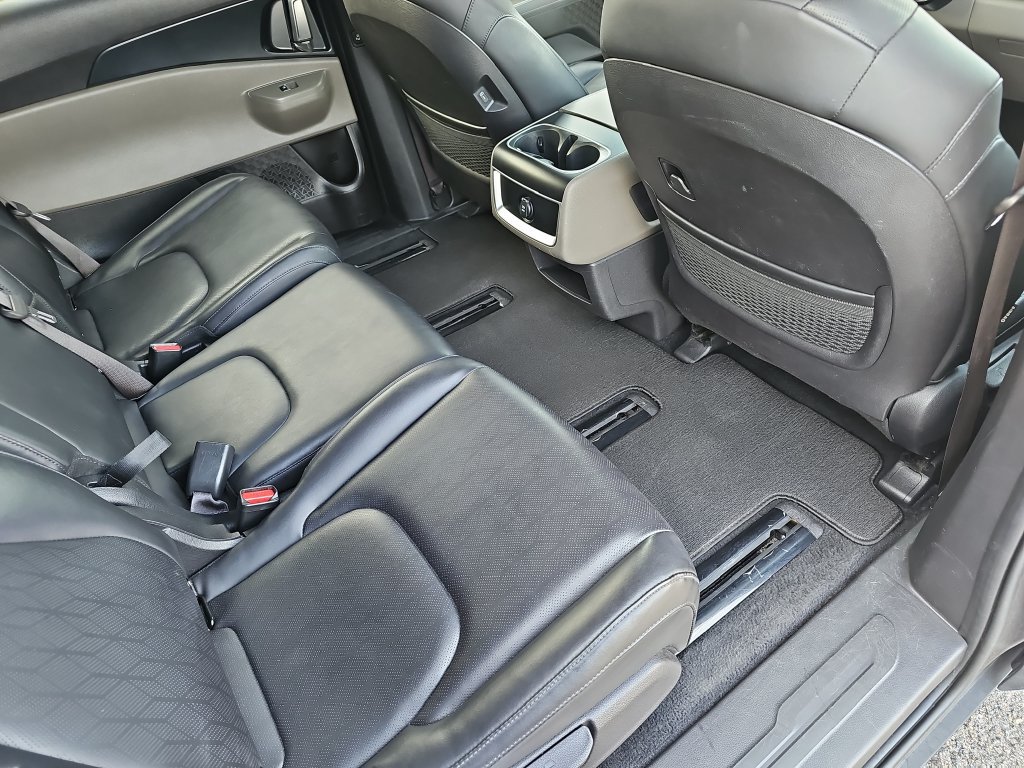Used 2025 Kia Carnival FWD image 11