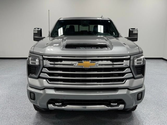 Used 2025 Chevrolet Silverado 2500 High Country w/ High Country Premium Package AWD/4WD image 4