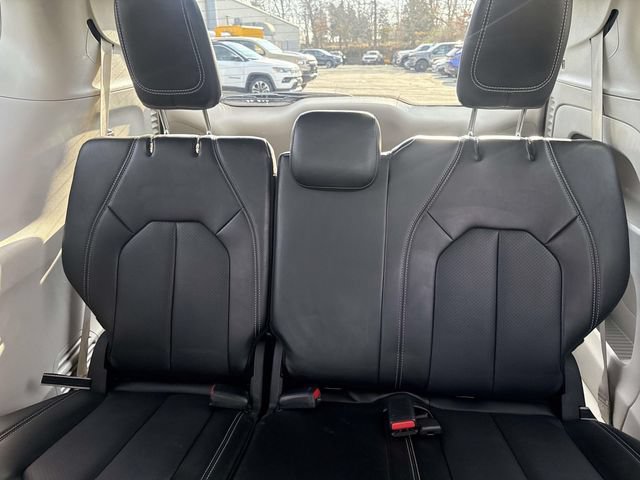 Used 2024 Chrysler Pacifica Touring-L FWD image 21