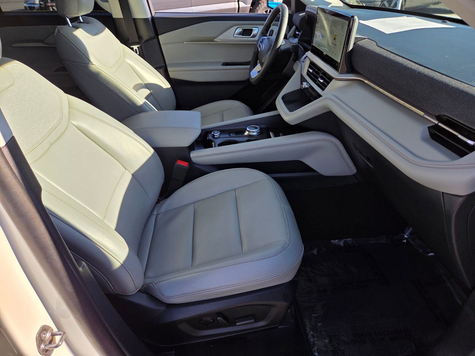 Certified 2025 Ford Explorer Active w/ Active Comfort Package image 17