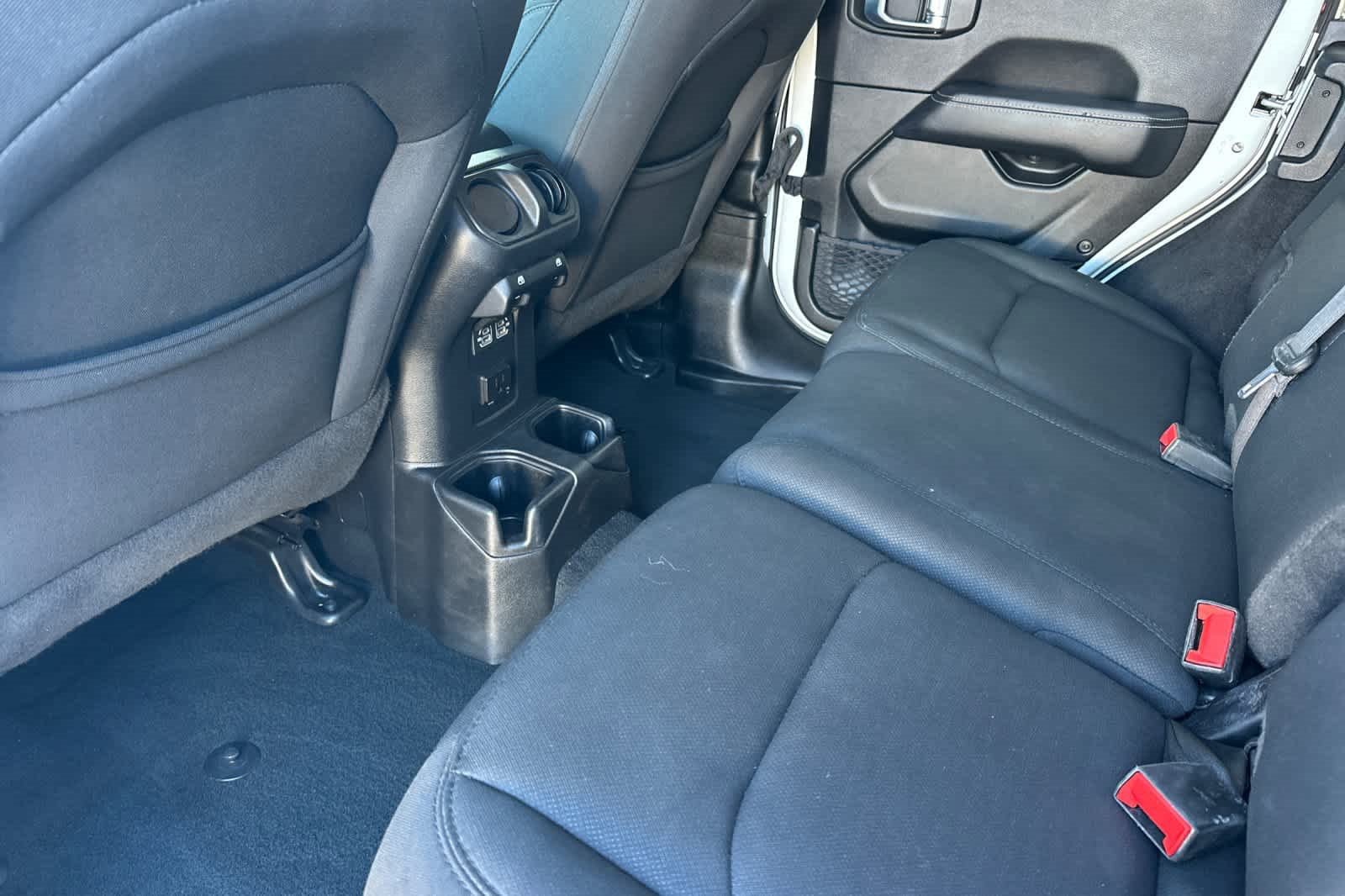 Used 2022 Jeep Wrangler Unlimited Sahara image 10