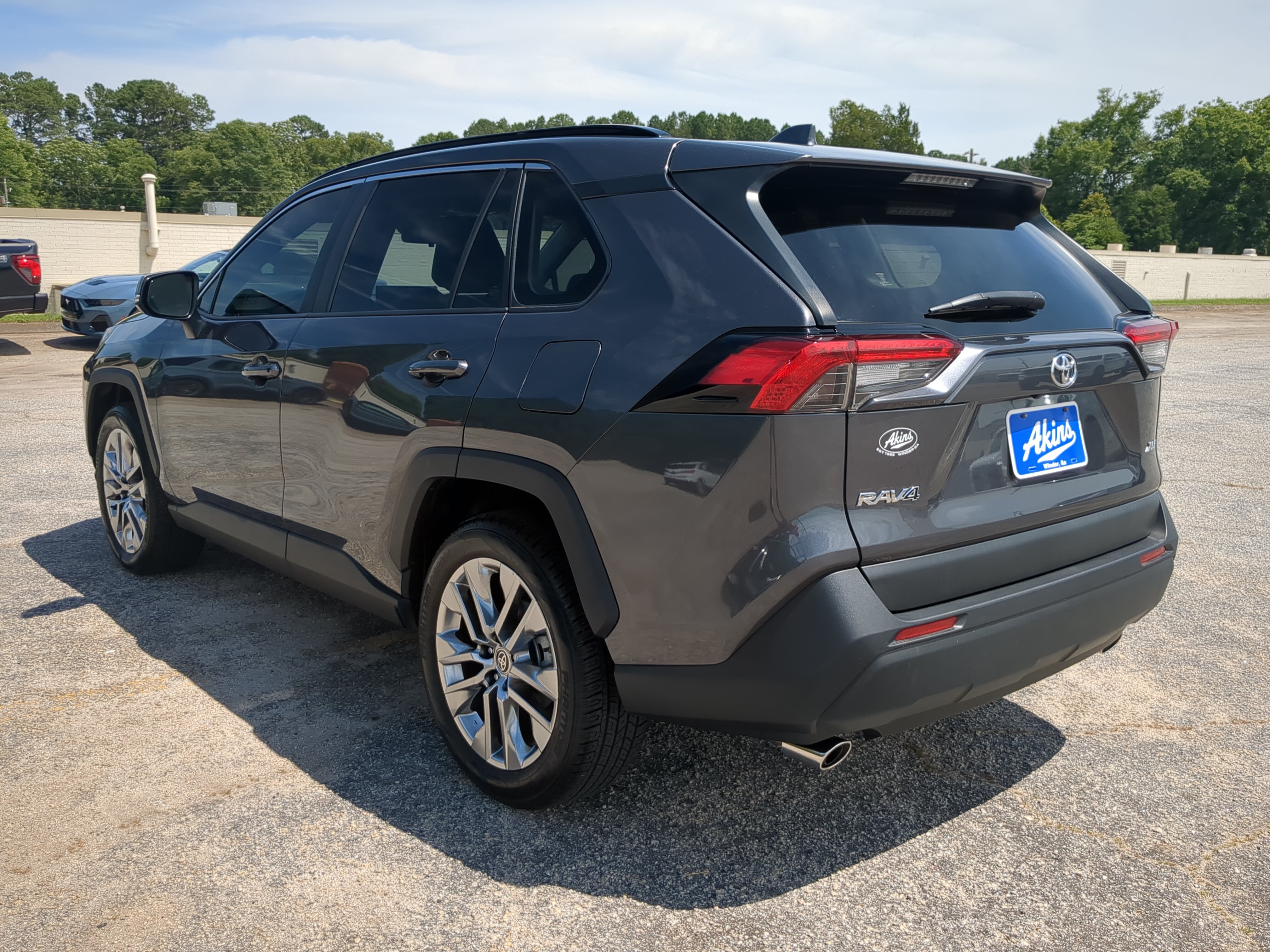Used 2020 Toyota RAV4 XLE Premium FWD image 5