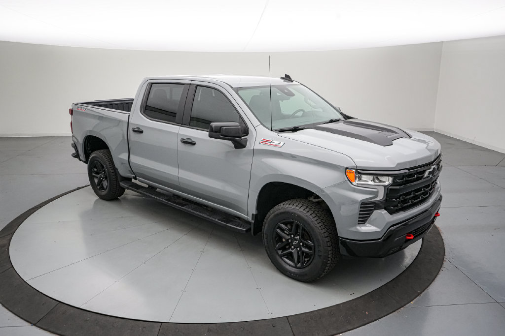 Used 2024 Chevrolet Silverado 1500 LT Trail Boss w/ Convenience Package II AWD/4WD image 2