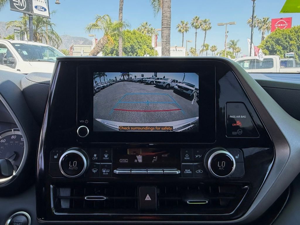 Used 2025 Toyota Highlander XLE FWD image 24